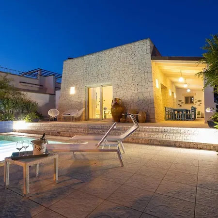 Elegante Con Piscina Privata Tatil Evi