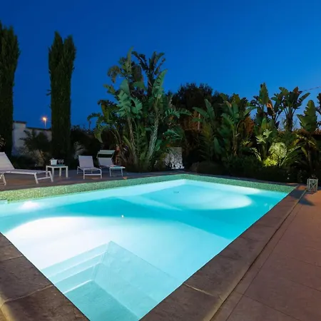 Elegante Con Piscina Privata Nyaraló *